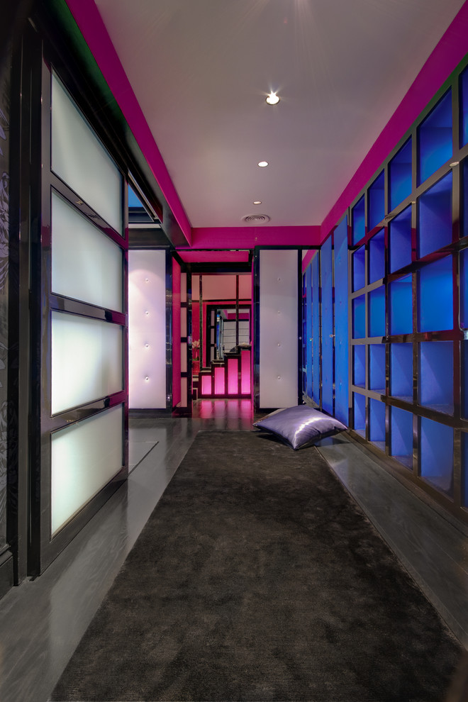 Свежая идея для дизайна: большой коридор в современном стиле с серым полом - отличное фото интерьера