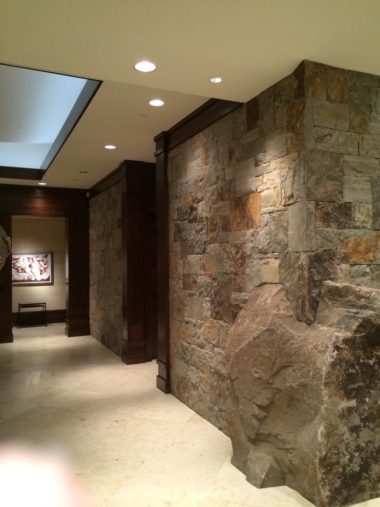 Стильный дизайн: коридор среднего размера в современном стиле с бежевыми стенами, полом из известняка и бежевым полом - последний тренд