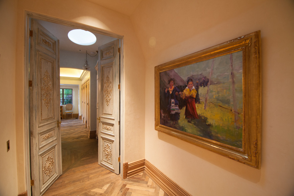 На фото: коридор среднего размера в классическом стиле с бежевыми стенами, светлым паркетным полом и коричневым полом