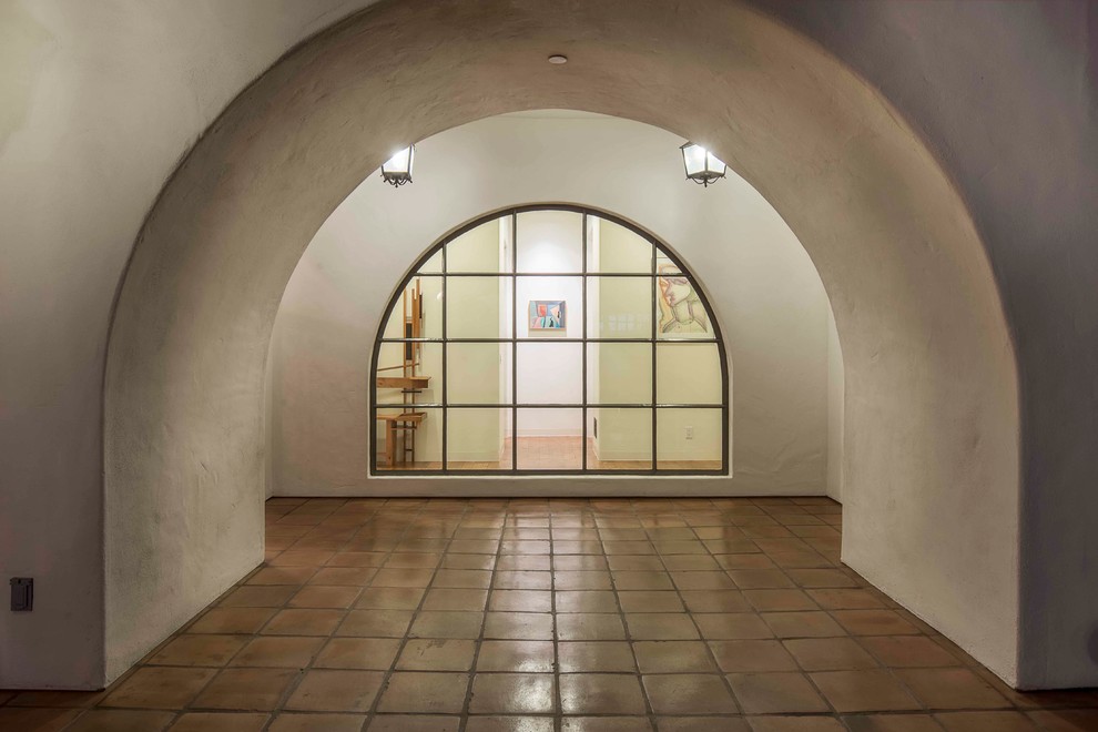 サンタバーバラにある高級な広い地中海スタイルのおしゃれな廊下 (白い壁、テラコッタタイルの床) の写真