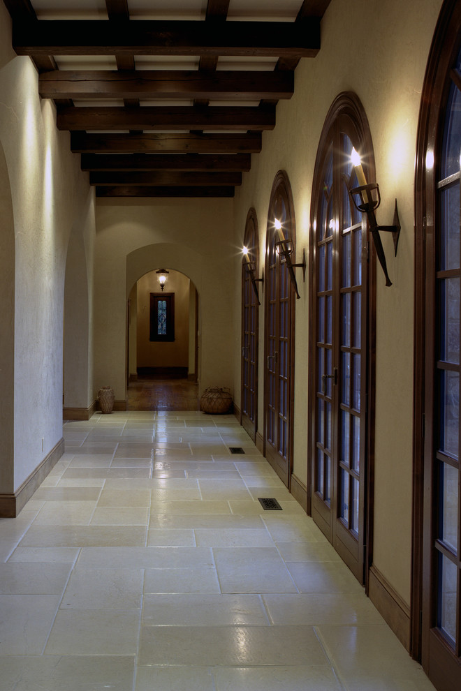 Идея дизайна: коридор в средиземноморском стиле с белым полом