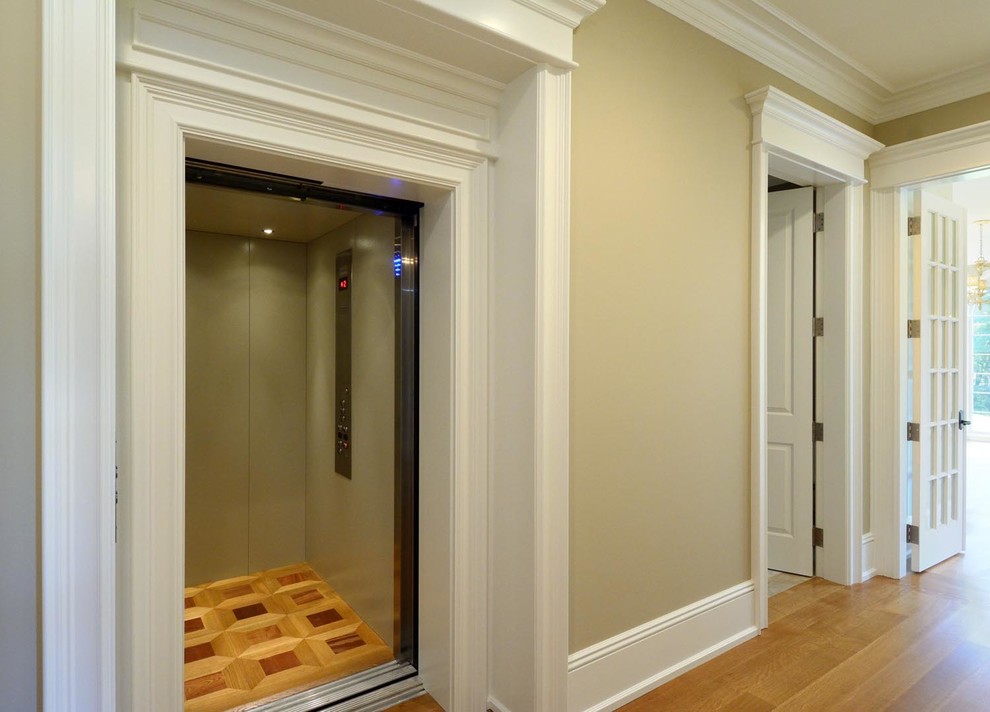 Immagine di un ingresso o corridoio tradizionale di medie dimensioni con pareti beige e parquet chiaro