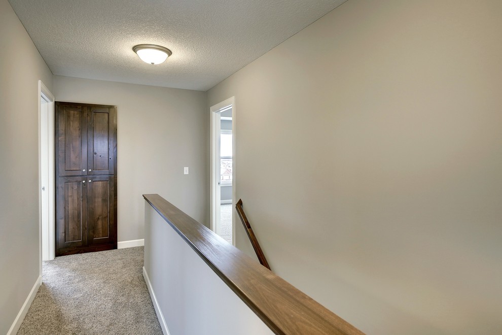 На фото: коридор в классическом стиле с серыми стенами и ковровым покрытием с