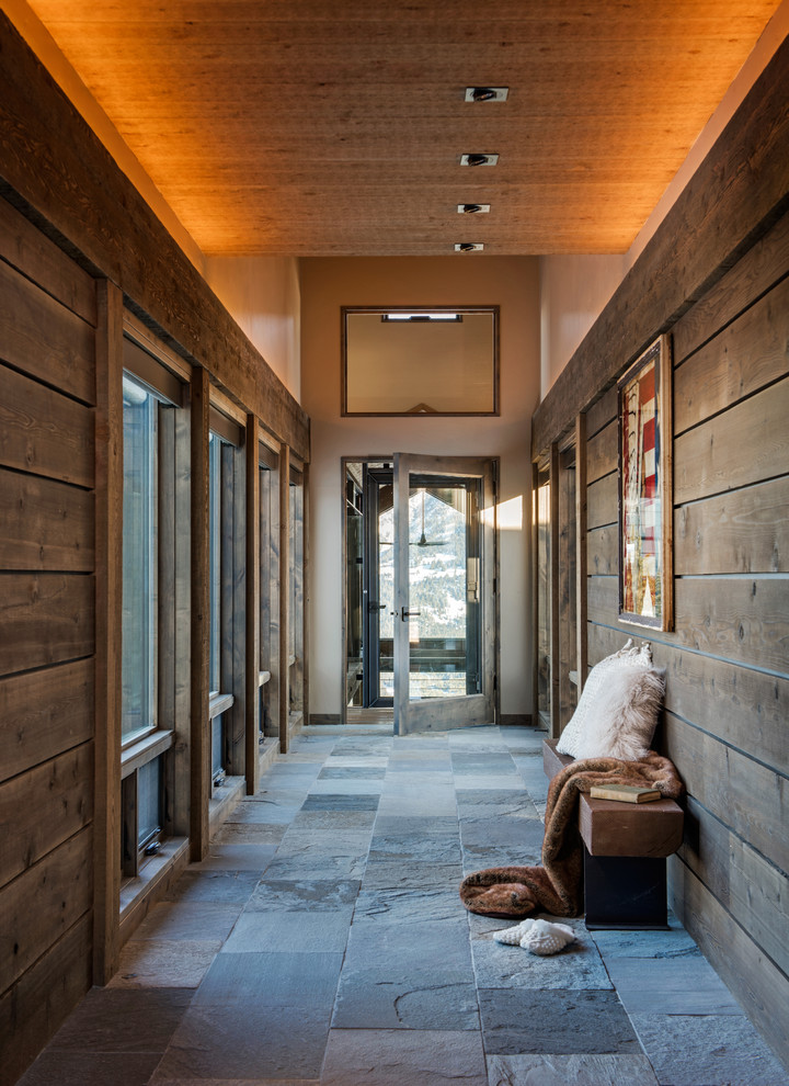 Источник вдохновения для домашнего уюта: коридор в стиле рустика с коричневыми стенами, полом из сланца и серым полом