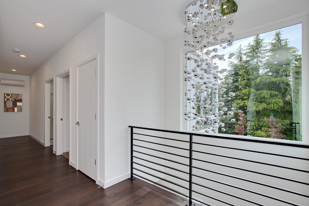 Example of a minimalist hallway design in Seattle
