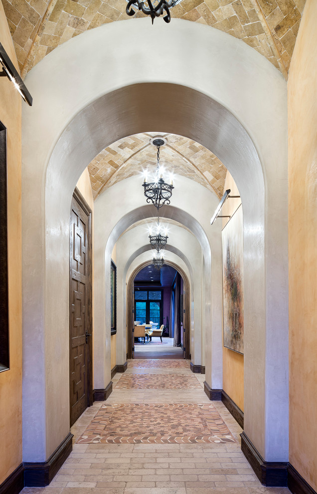 Immagine di un ampio ingresso o corridoio mediterraneo con pareti beige, pavimento in marmo e pavimento beige