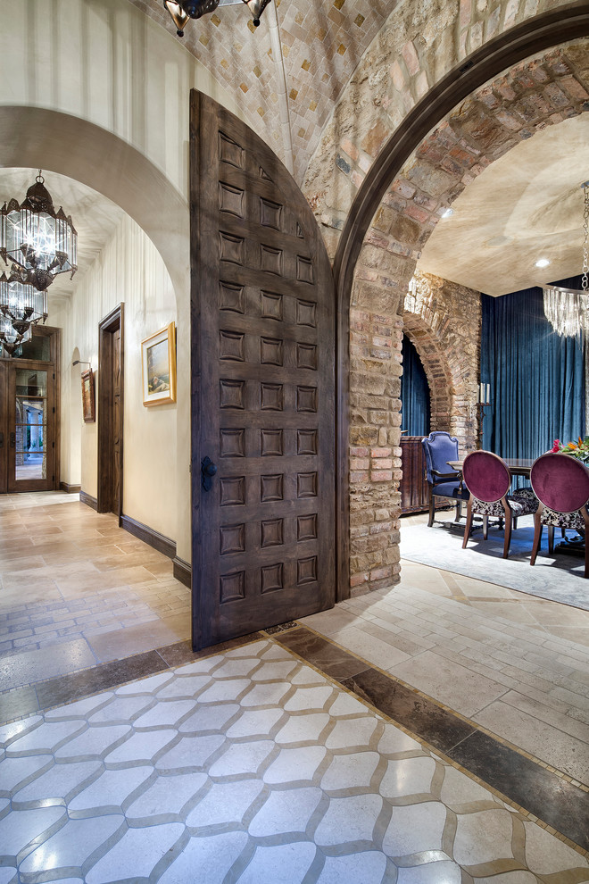 Foto de recibidores y pasillos mediterráneos extra grandes con paredes beige, suelo de mármol y suelo beige