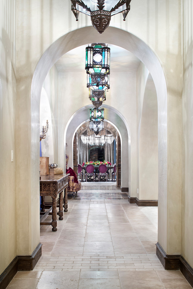 Esempio di un ampio ingresso o corridoio mediterraneo con pareti beige, pavimento in marmo e pavimento beige