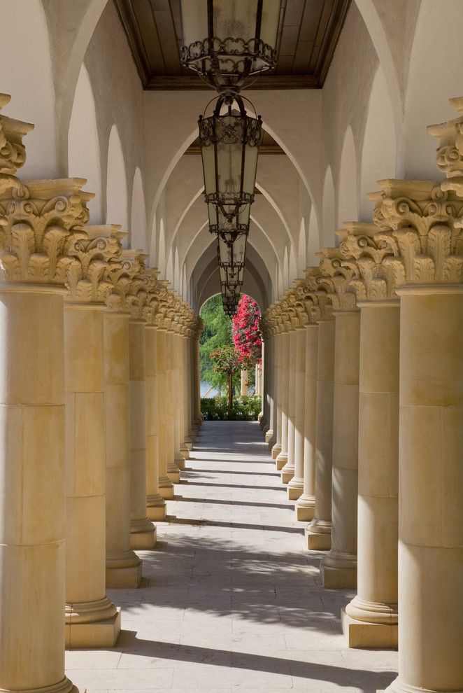 На фото: коридор в средиземноморском стиле с бежевыми стенами с