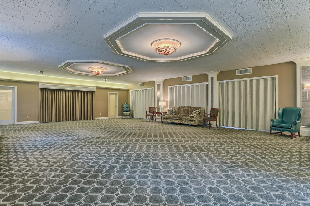 Großer Stilmix Flur mit beiger Wandfarbe und Teppichboden in Sonstige