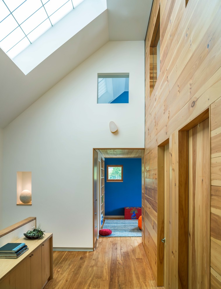 Источник вдохновения для домашнего уюта: коридор в скандинавском стиле с белыми стенами и паркетным полом среднего тона