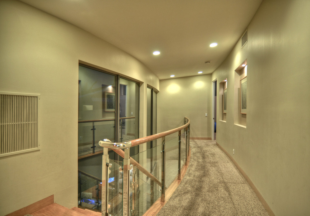 Ispirazione per un ingresso o corridoio design di medie dimensioni con pareti beige e moquette