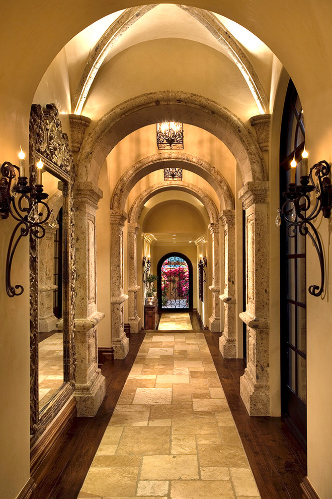 Immagine di un ampio ingresso o corridoio classico con pareti beige, pavimento in travertino e pavimento multicolore