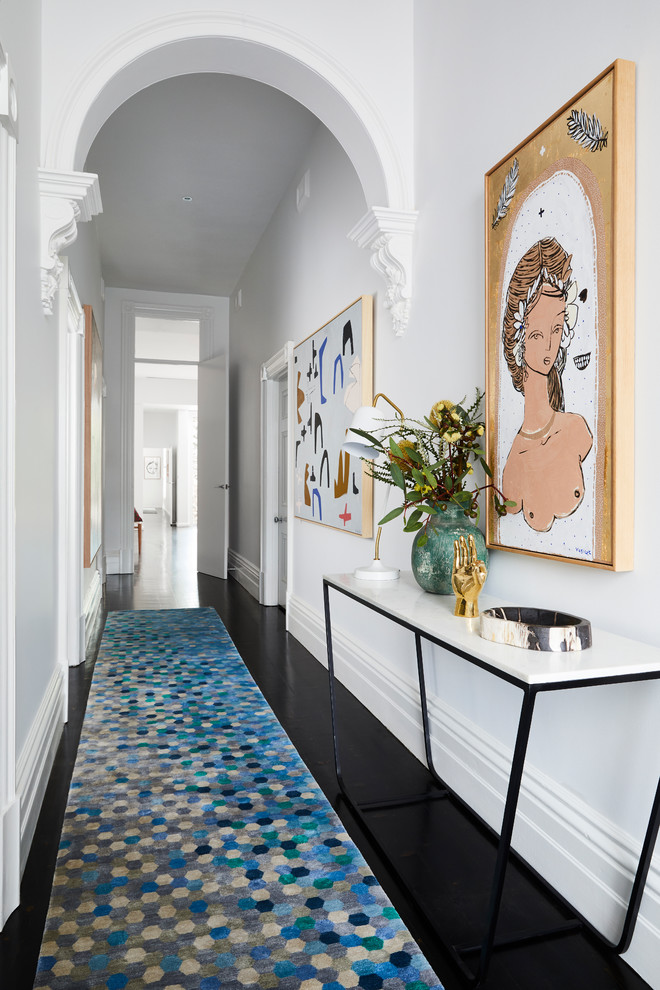 メルボルンにあるコンテンポラリースタイルのおしゃれな廊下 (白い壁、塗装フローリング、黒い床) の写真
