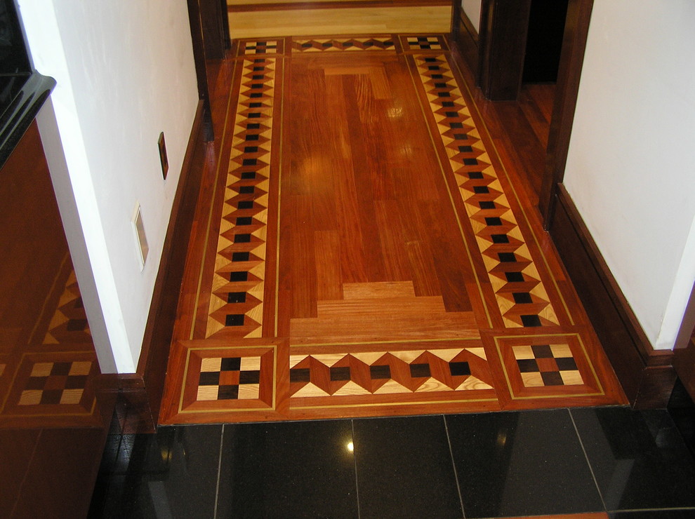 Esempio di un piccolo ingresso o corridoio classico con pareti bianche e pavimento in legno massello medio