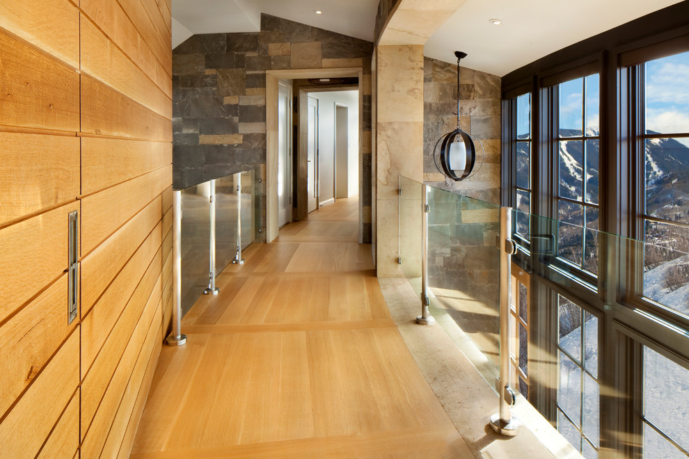 Ejemplo de recibidores y pasillos contemporáneos con suelo de madera en tonos medios