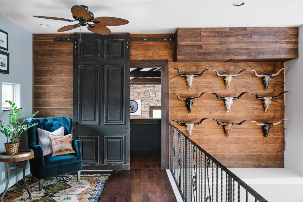 Landhaus Flur mit brauner Wandfarbe, braunem Holzboden und braunem Boden in Austin