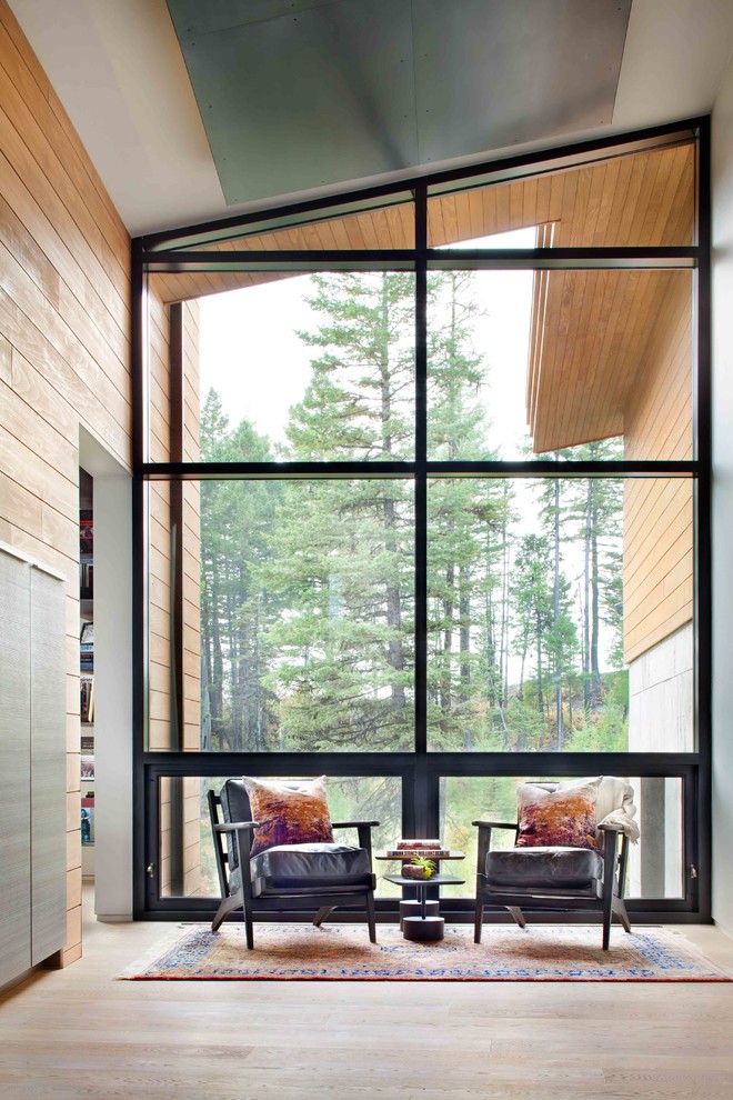 Imagen de recibidores y pasillos minimalistas grandes con paredes marrones y suelo de madera en tonos medios