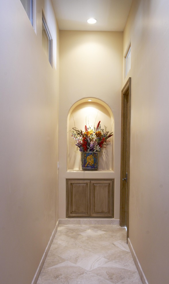 Imagen de recibidores y pasillos bohemios grandes con paredes beige y suelo de baldosas de porcelana