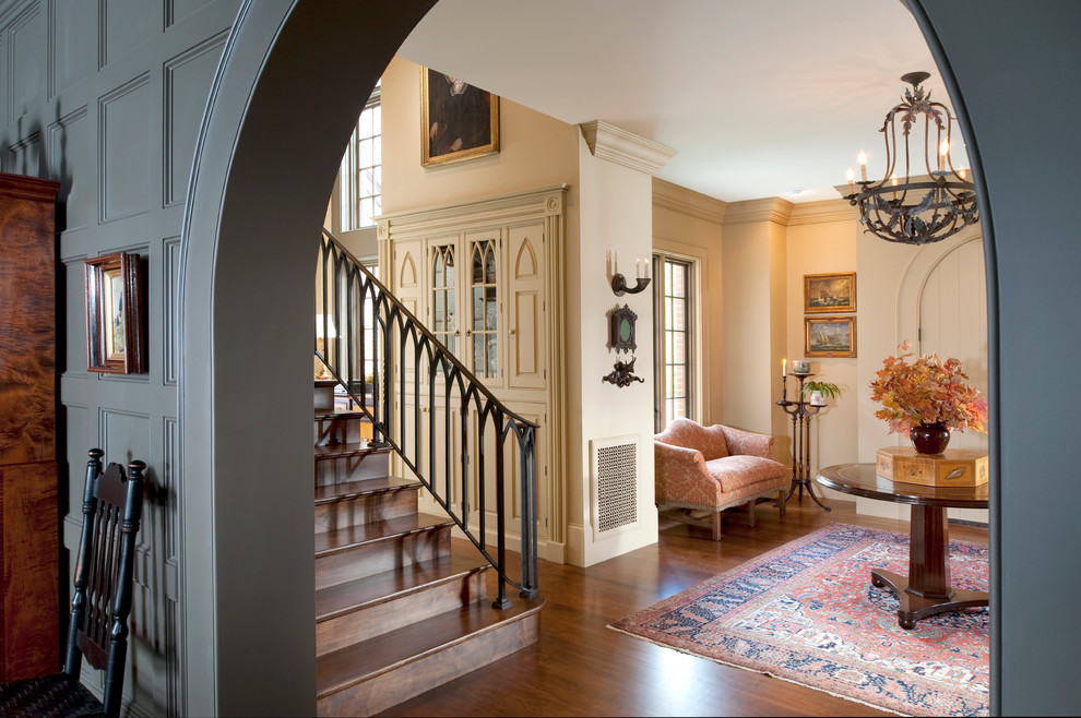 Imagen de recibidores y pasillos clásicos con paredes beige y suelo de madera en tonos medios