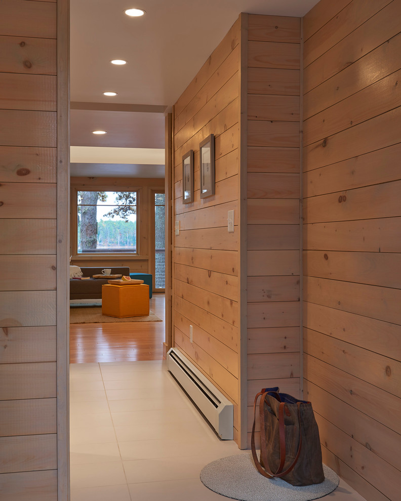 Kleiner Moderner Flur mit hellem Holzboden in Portland Maine