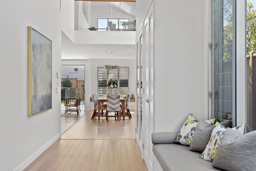 Источник вдохновения для домашнего уюта: большой коридор в современном стиле с белыми стенами и полом из бамбука