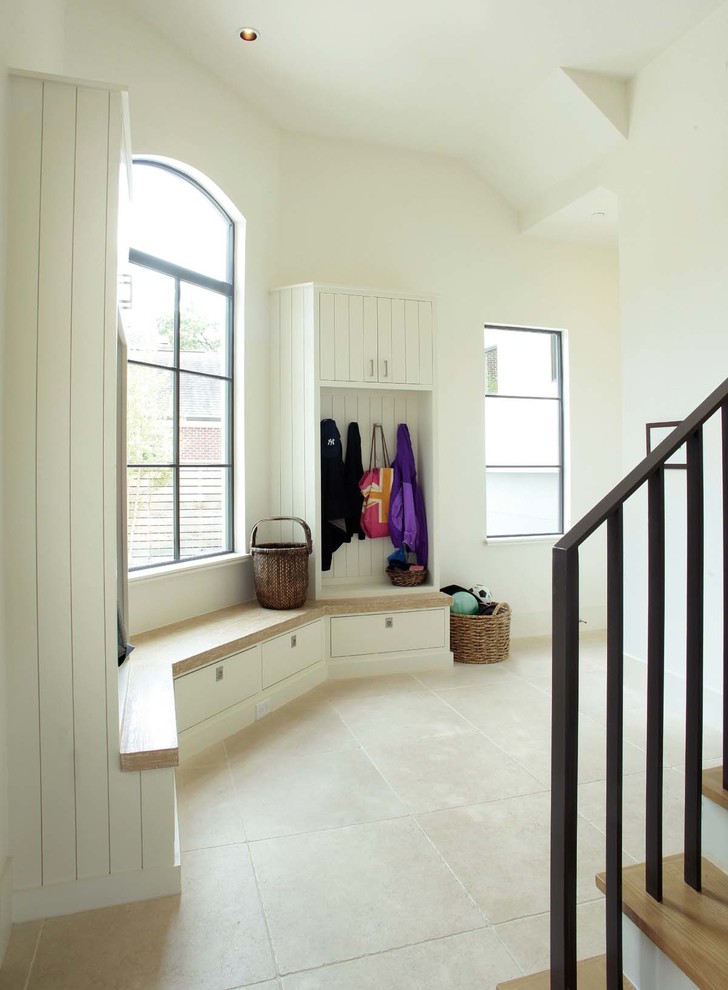 Inspiration pour un grand couloir traditionnel avec un mur blanc et un sol en travertin.