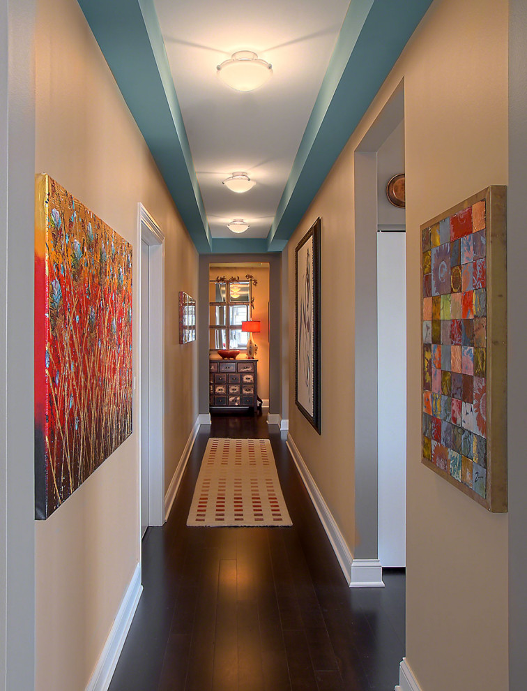 Immagine di un ingresso o corridoio eclettico di medie dimensioni con pareti beige, pavimento marrone e parquet scuro