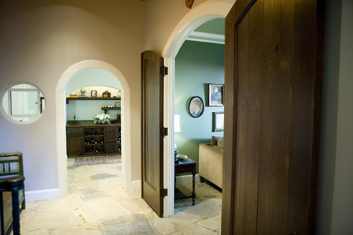 Immagine di un ingresso o corridoio vittoriano di medie dimensioni con pareti grigie, pavimento in pietra calcarea e pavimento beige