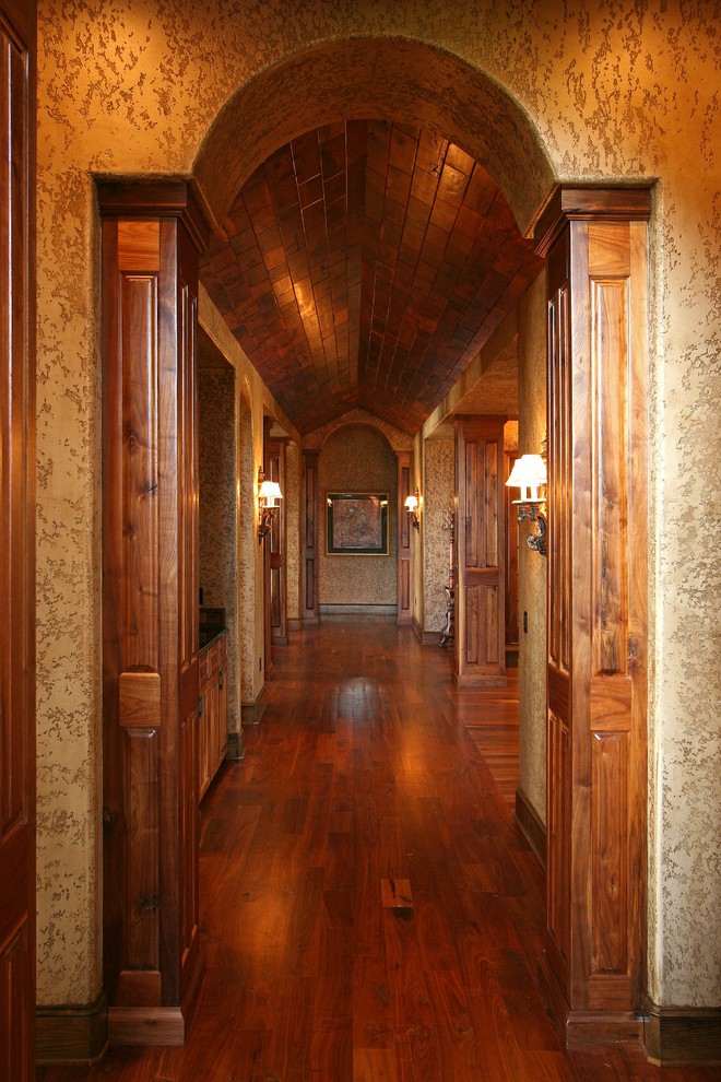 Hallway - traditional hallway idea in Orlando