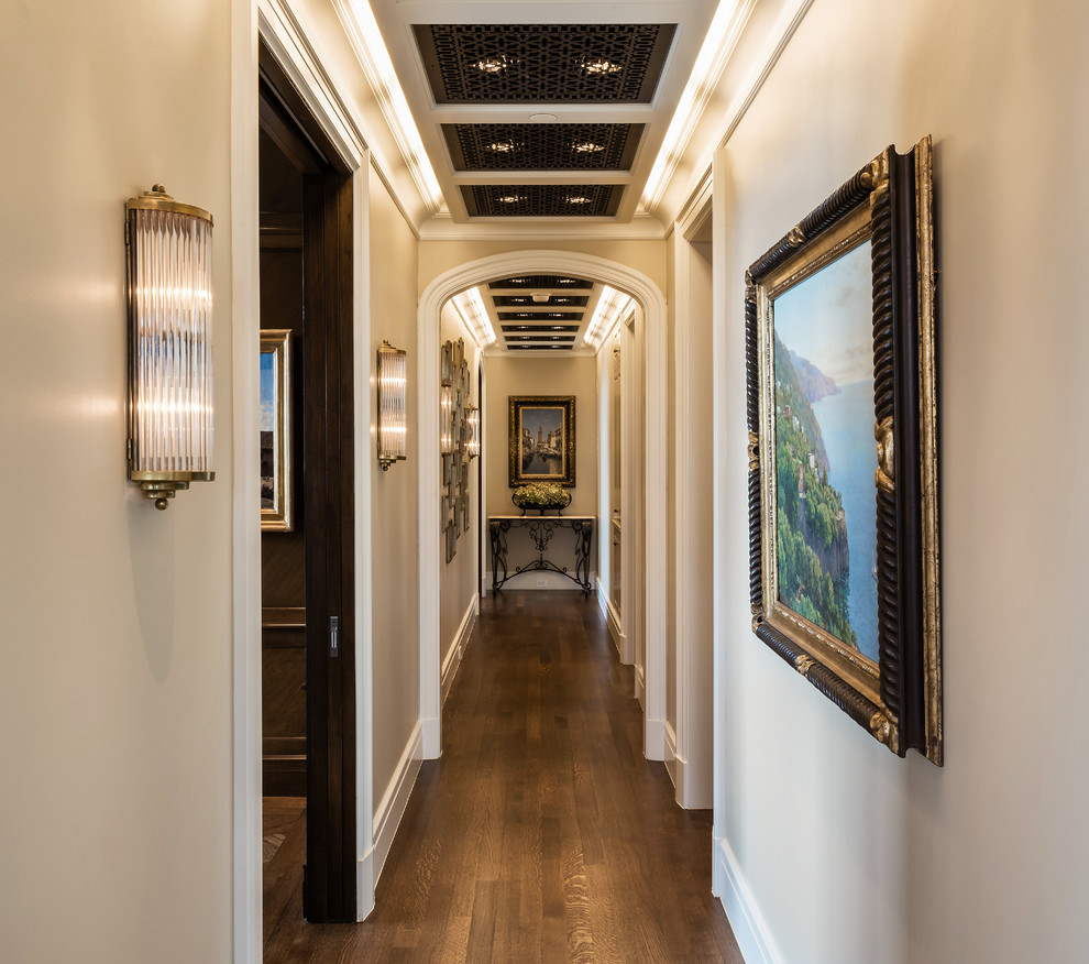 Idee per un ingresso o corridoio tradizionale di medie dimensioni con pareti beige, pavimento in legno massello medio e pavimento marrone