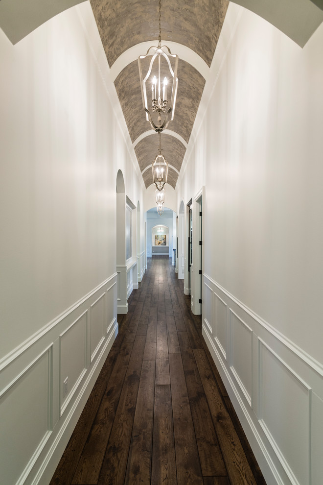 Immagine di un ampio ingresso o corridoio tradizionale con pareti bianche, pavimento in legno massello medio e pavimento marrone