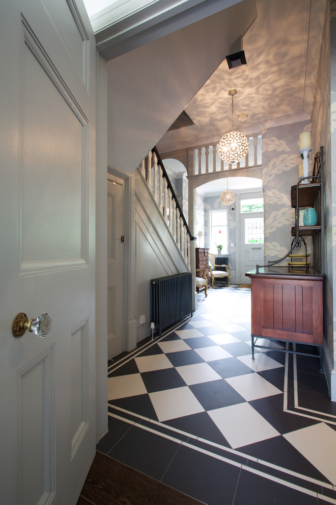 Источник вдохновения для домашнего уюта: коридор в стиле фьюжн с синими стенами и полом из керамогранита