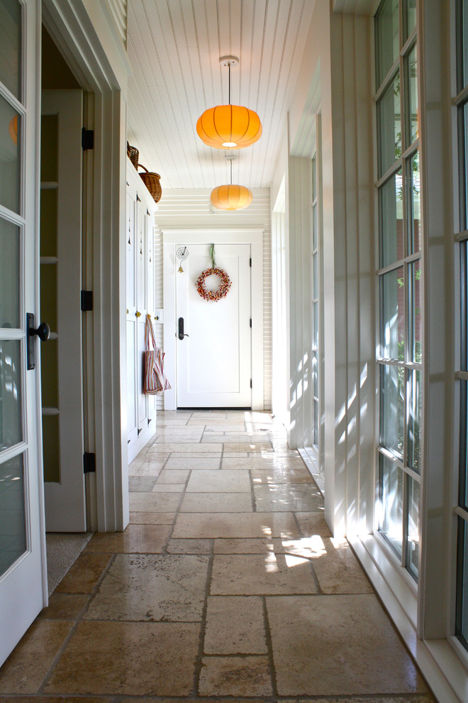 Источник вдохновения для домашнего уюта: коридор в классическом стиле с белыми стенами и полом из травертина