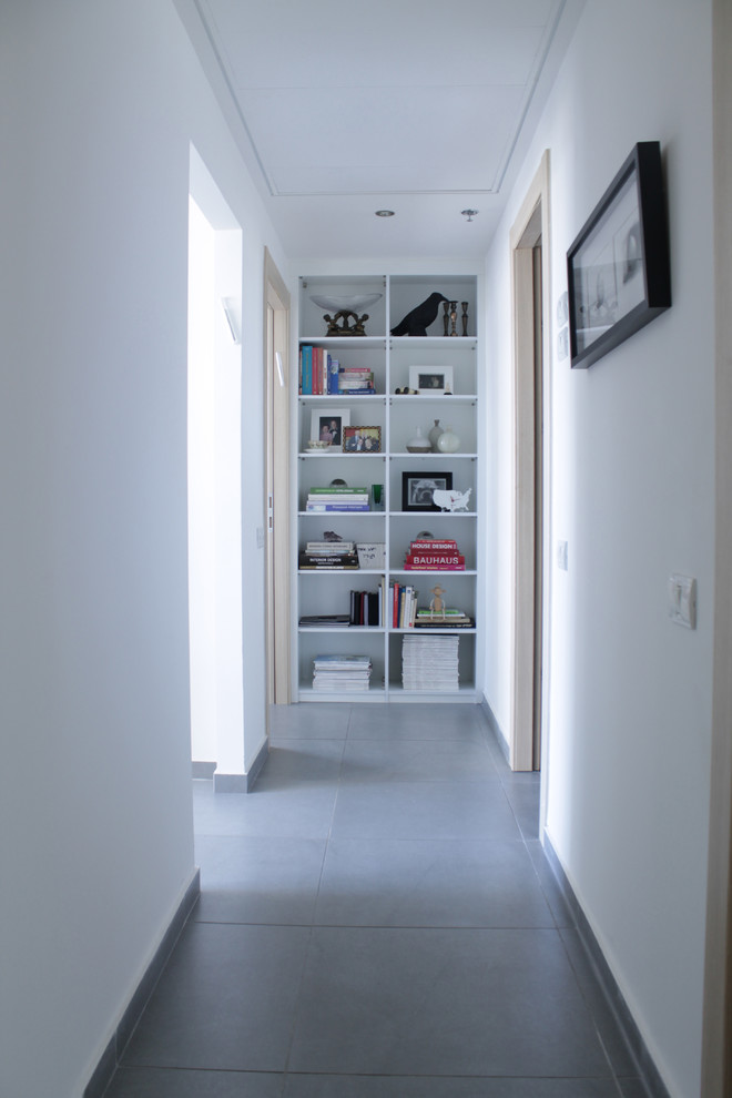 Пример оригинального дизайна: коридор в современном стиле с белыми стенами и серым полом