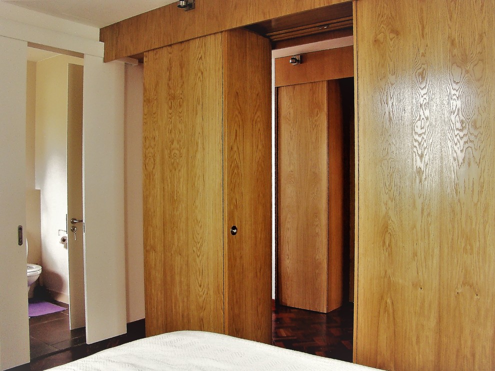Exempel på en modern hall, med plywoodgolv