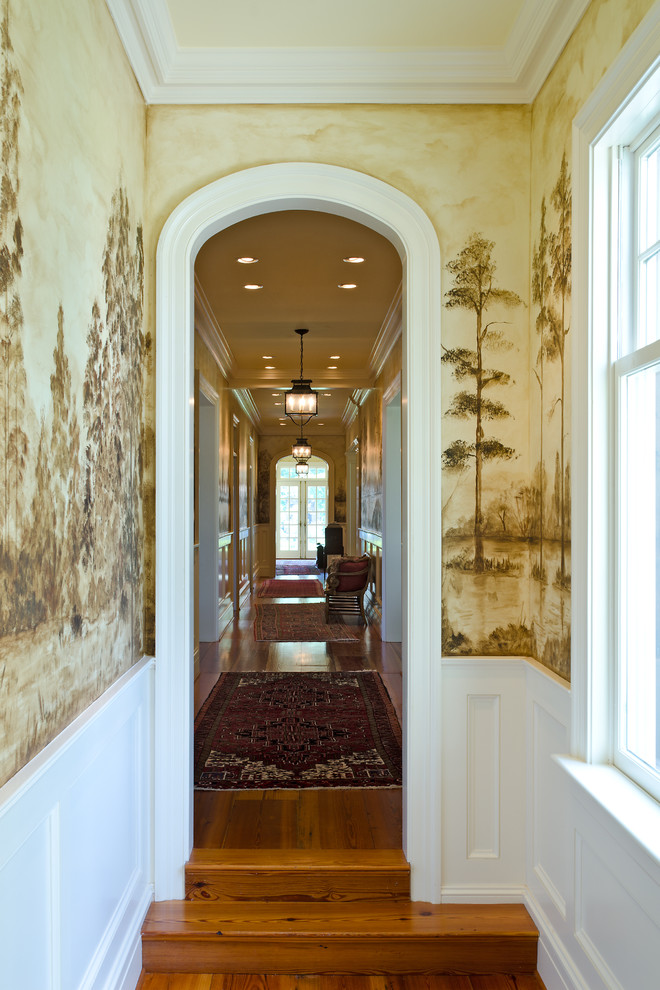 Foto på en mellanstor vintage hall, med beige väggar, mellanmörkt trägolv och brunt golv