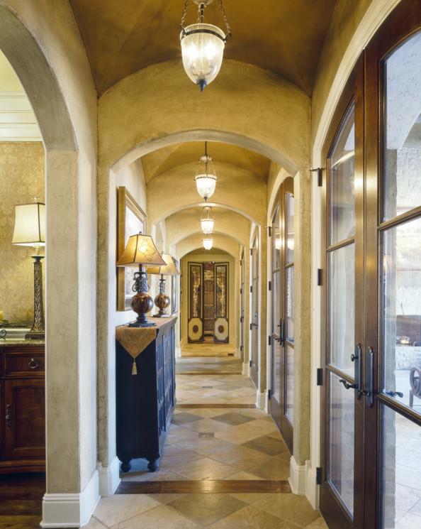Foto de recibidores y pasillos tradicionales grandes con paredes beige, suelo de travertino y iluminación