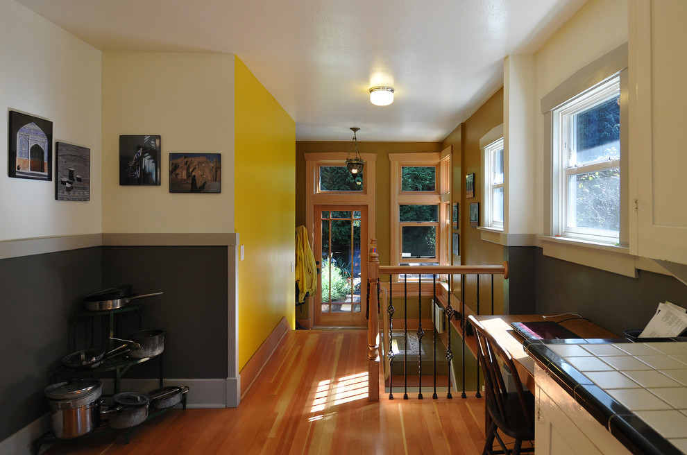 シアトルにあるお手頃価格の小さなトラディショナルスタイルのおしゃれな廊下 (黄色い壁、無垢フローリング) の写真