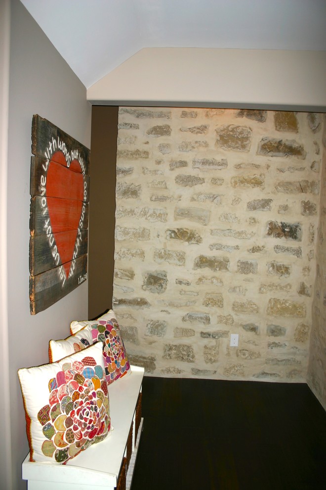 На фото: коридор среднего размера в стиле кантри с бежевыми стенами, темным паркетным полом и коричневым полом с