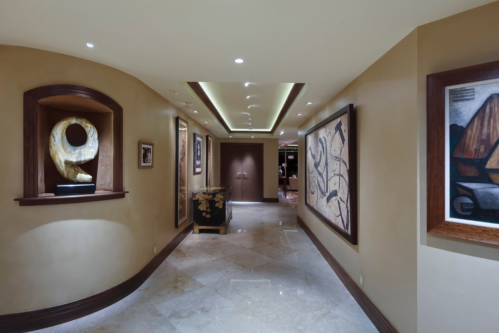 Imagen de recibidores y pasillos tradicionales renovados grandes con paredes beige y suelo de travertino