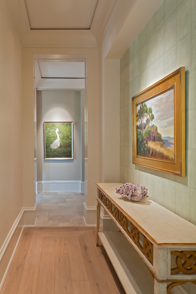 Ejemplo de recibidores y pasillos clásicos con paredes verdes y suelo de madera en tonos medios