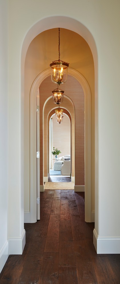 Стильный дизайн: большой коридор в классическом стиле с розовыми стенами и темным паркетным полом - последний тренд