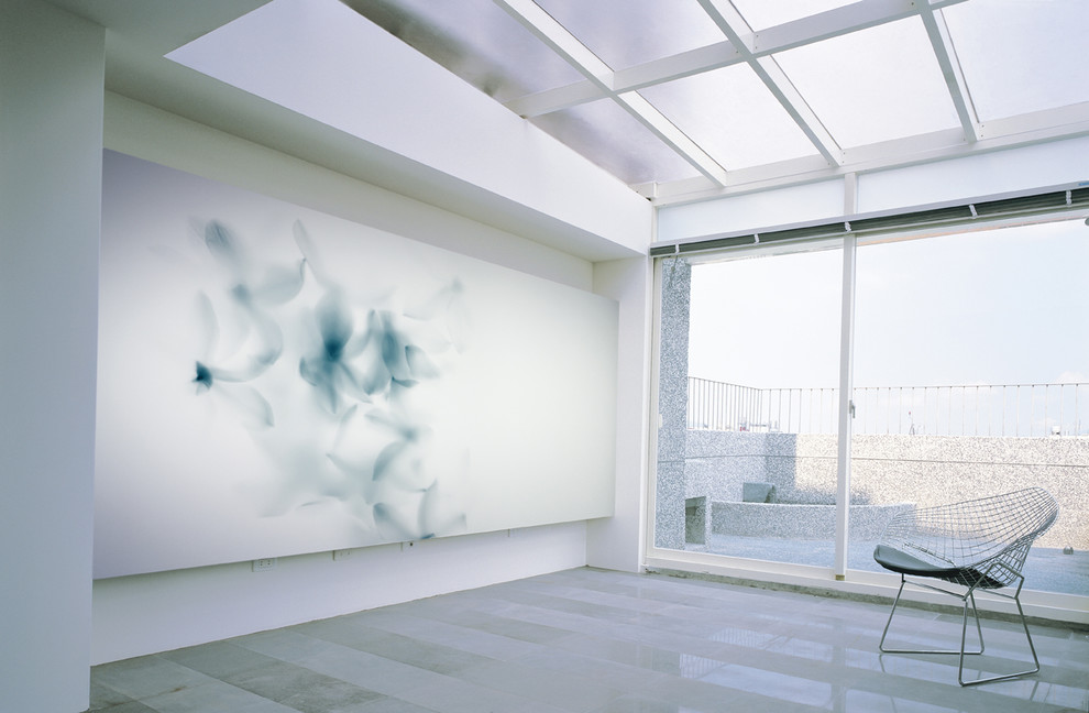 Cette image montre un couloir minimaliste avec un mur multicolore.