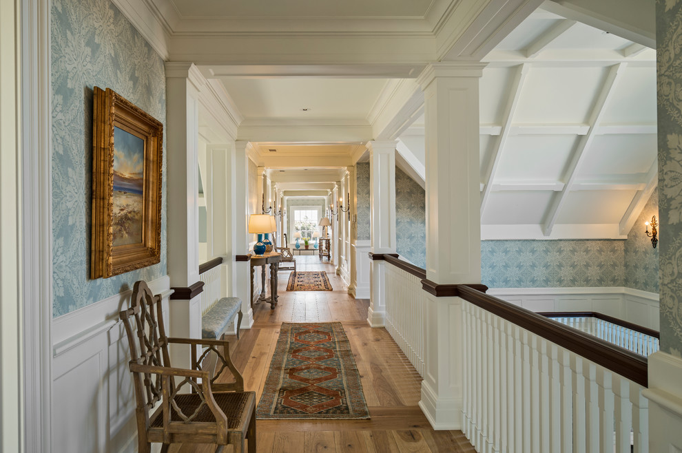 Geräumiger Klassischer Flur mit blauer Wandfarbe und braunem Holzboden in Providence