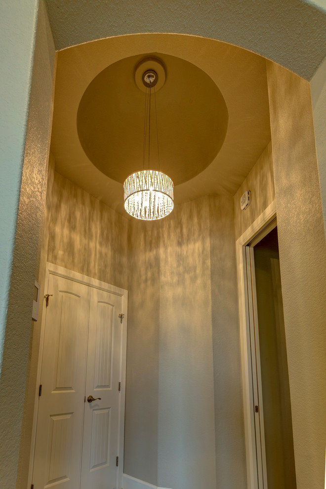 Idee per un ingresso o corridoio classico di medie dimensioni con pareti beige