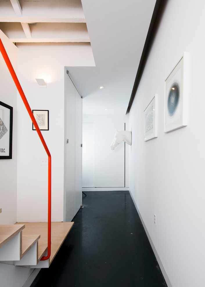 Идея дизайна: коридор в стиле лофт с черным полом