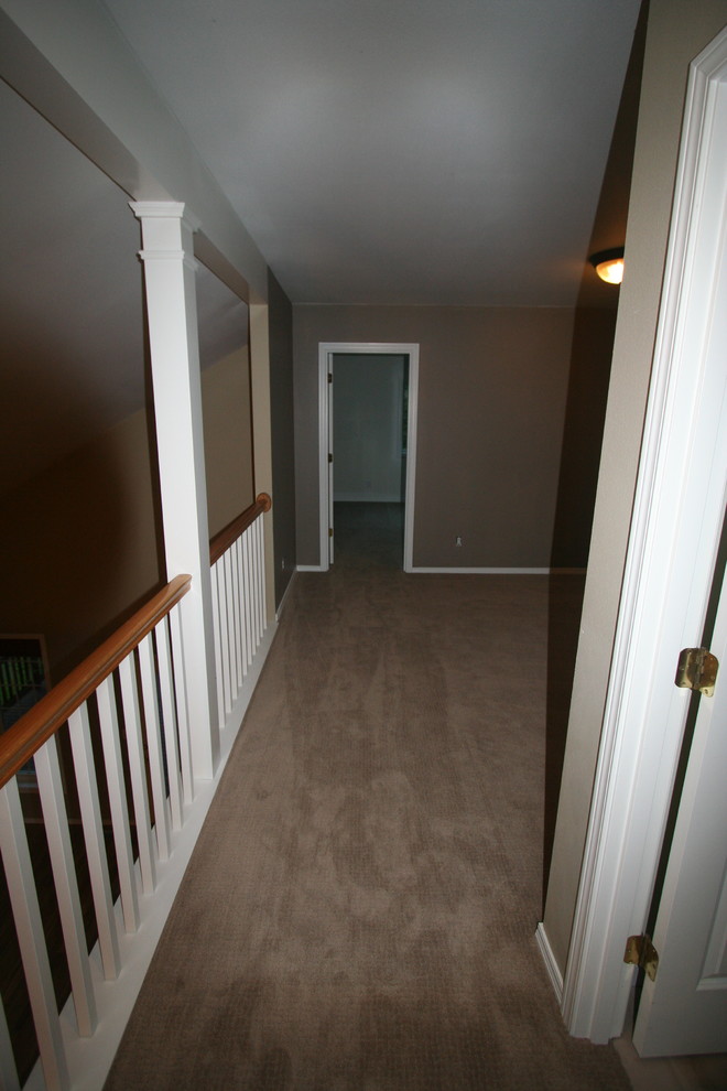 На фото: коридор среднего размера в классическом стиле с серыми стенами и ковровым покрытием