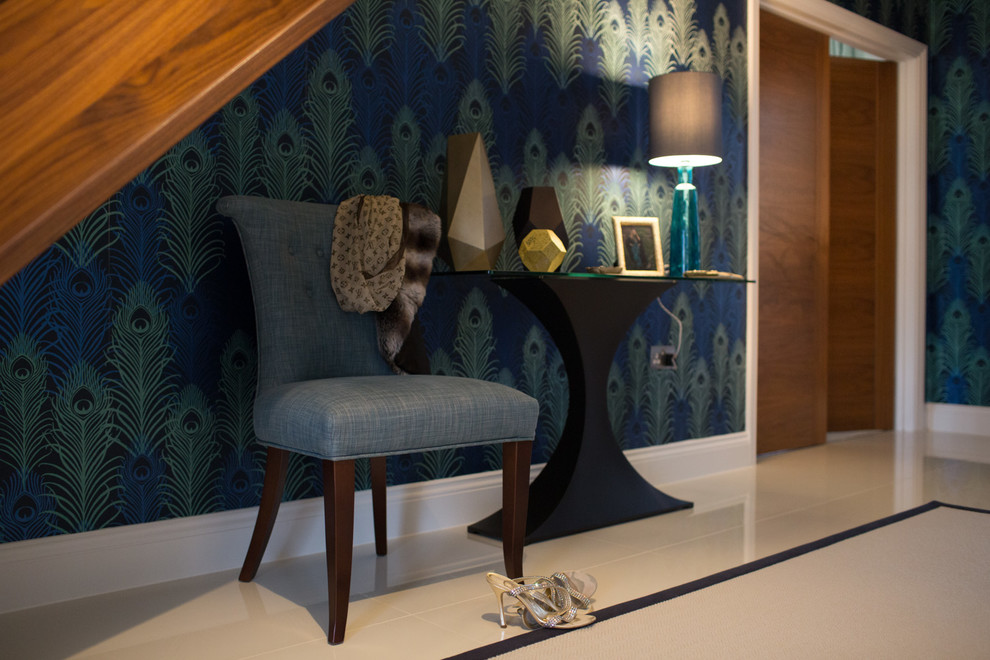 Источник вдохновения для домашнего уюта: коридор среднего размера в стиле модернизм с разноцветными стенами и полом из керамогранита