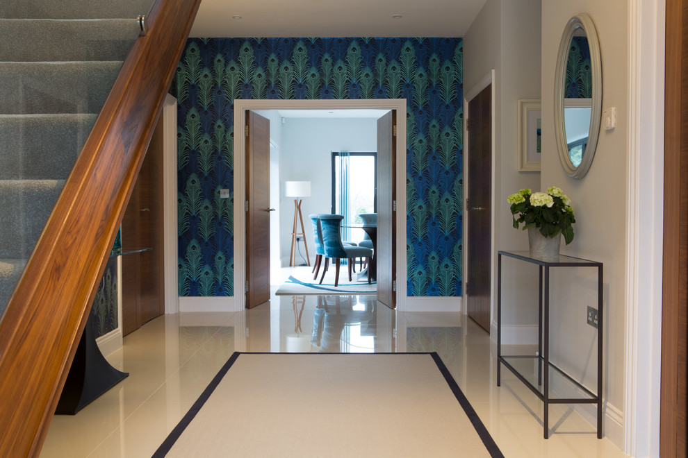Modelo de recibidores y pasillos minimalistas de tamaño medio con paredes azules y suelo de baldosas de porcelana
